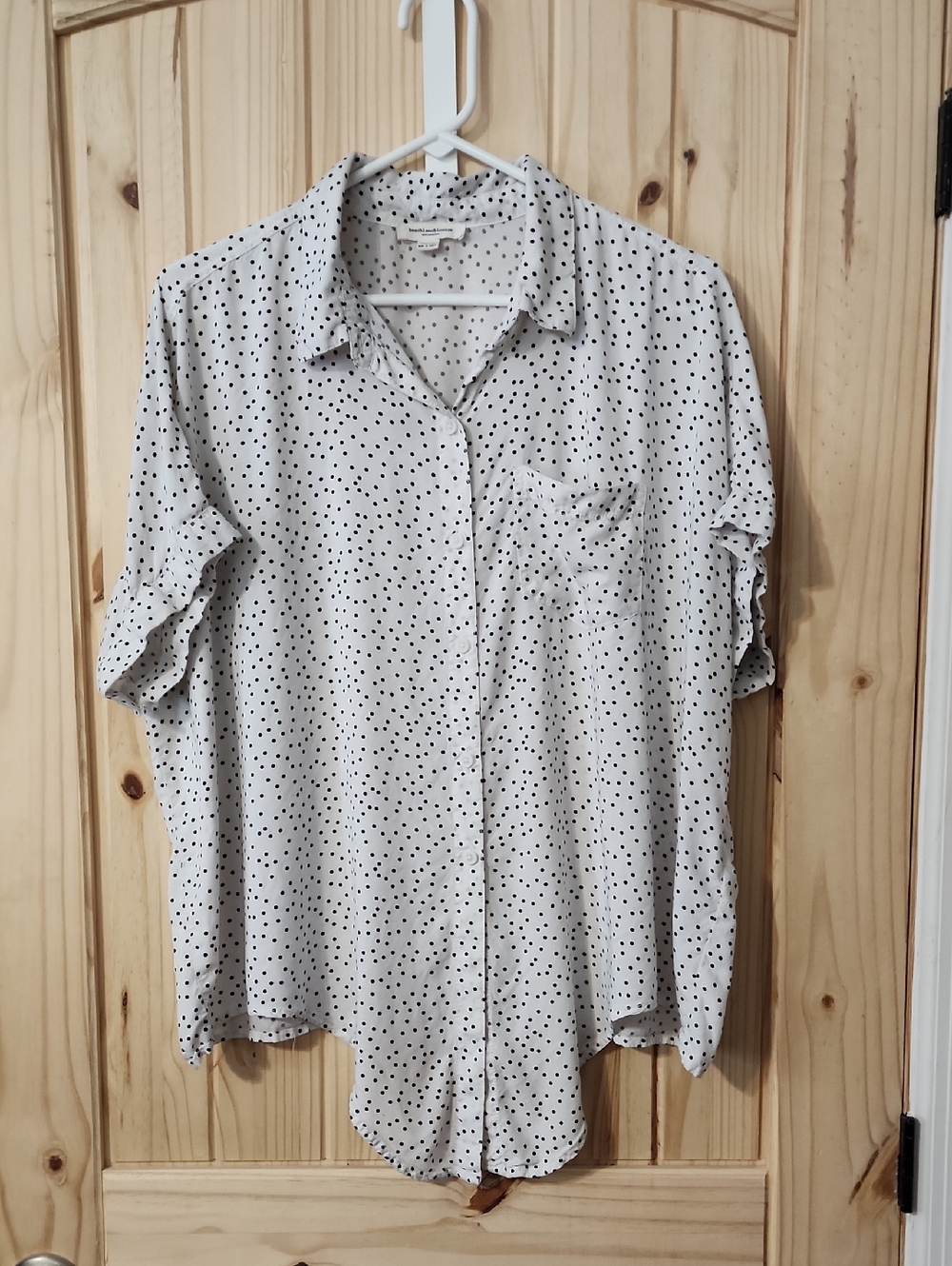 beachlunchlounge White Short-Sleeve Button-Up Tie Front  Shirt with Black Dots